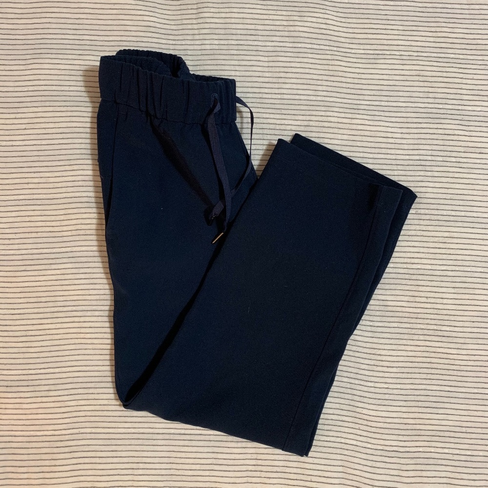 Lululemon On The Fly 7/8 pant, size 4, Navy